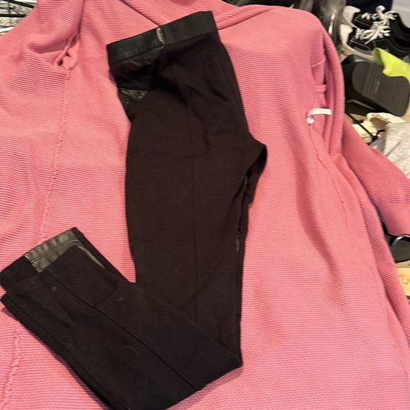 Black leather like & Stretch leggings with diagonal pockets BCBG  Medium - Picture 2 of 11